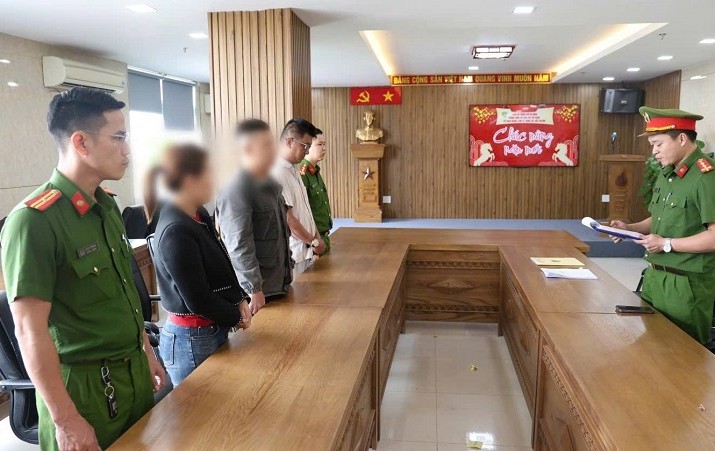 Cơ quan chức năng tống đạt các quyết định có liên quan với các đối tượng trong đường dây sản xuất, buôn bán sơn nước, bột trét tường JOTUN giả quy mô lớn nhất từ trước đến nay trên địa bàn Đà Nẵng. Ảnh: Công an Đà Nẵng 