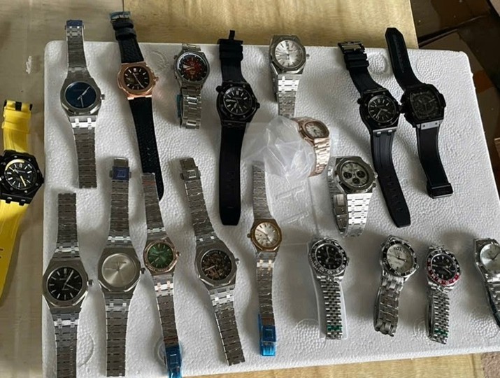 Một lô hàng đồng hồ giả nhãn hiệu bị cơ quan Hải quan phát hiện, bắt giữ.