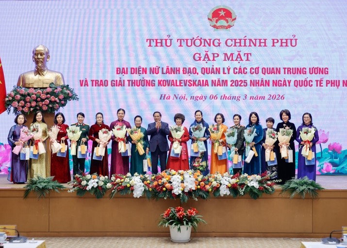Thủ tướng và các nữ lãnh đạo quản lý các cơ quan Trung ương - Ảnh: VGP.