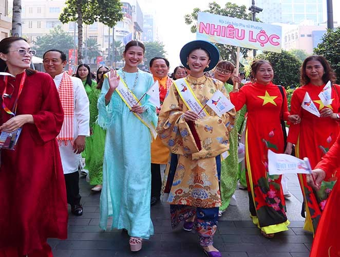 Sắc áo dài rực rỡ ở trung tâm TP.HCM chào mừng ngày 8/3 