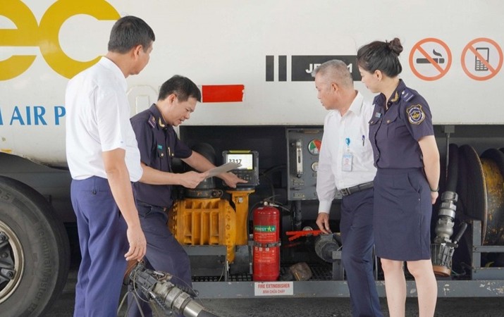 Kiểm tra xăng dầu nhập khẩu. Ảnh minh họa.