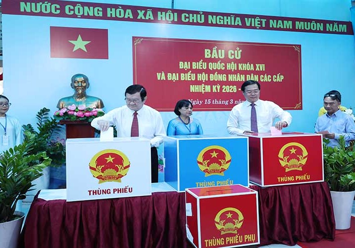 [Ảnh] Nguyên Chủ tịch nước Trương Tấn Sang bỏ phiếu bầu cử tại TP.HCM 