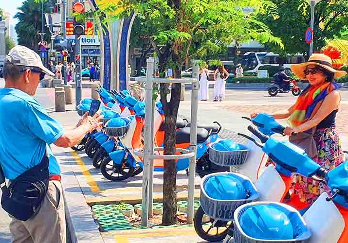 Người dân TP.HCM trải nghiệm miễn phí xe điện công cộng tại trung tâm thành phố 