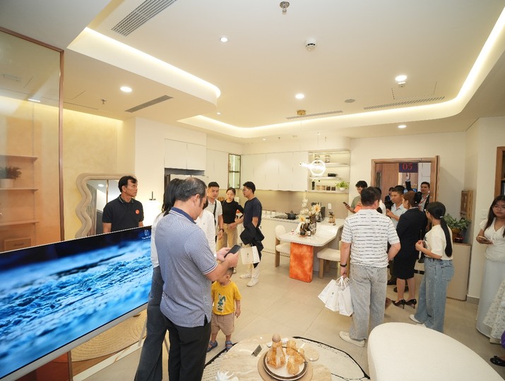 Khách hàng lắng nghe tư vấn tại nhà mẫu The NEST trong ngày khai trương.