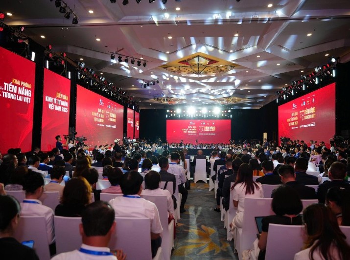 VPSF 2025 thu hút sự tham gia của khoảng 5.000 lượt đại biểu thông qua 12 phiên đối thoại địa phương, 4 phiên chuyên đề và Phiên đối thoại cấp cao. Diễn đàn cũng ghi nhận sức lan tỏa mạnh mẽ với hơn 300 ý kiến phát biểu trực tiếp và khoảng 3.000 kiến nghị được gửi về.