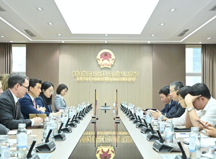Thứ trưởng Bộ Nông nghiệp và Môi trường Hoàng Trung làm việc với đoàn công tác của Hoa Kỳ.