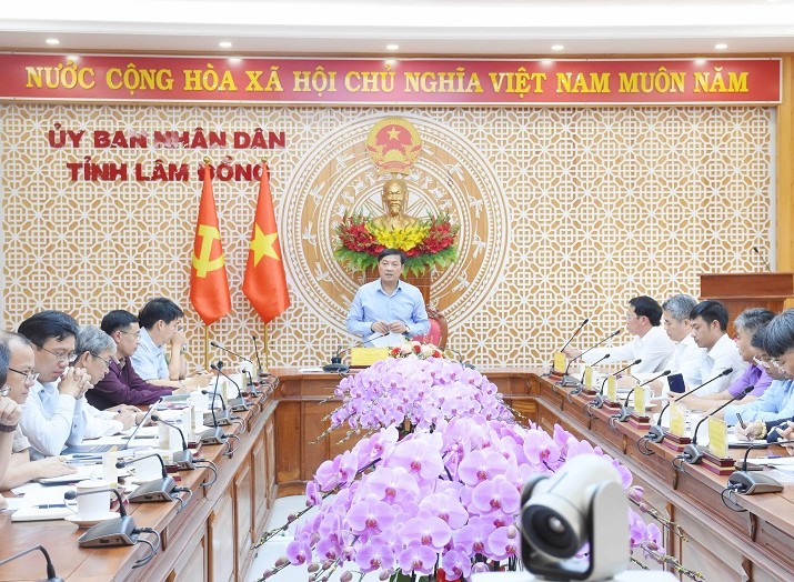 Phó chủ tịch Thường trực UBND tỉnh Lâm Đồng Lê Trọng Yên chủ trì cuộc họp nghe báo cáo tình hình triển khai và tiến độ thực hiện hai dự án Nhà máy nhiệt điện khí LNG Sơn Mỹ I, II. Ảnh: Kim Hiền