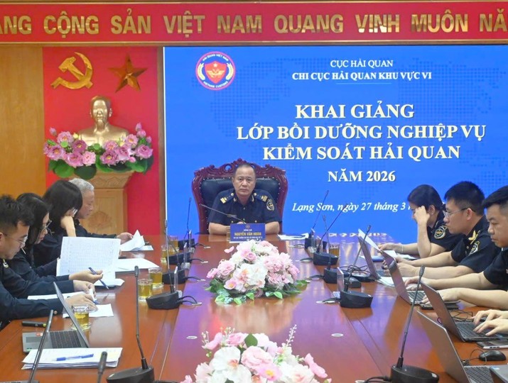 Ông Nguyễn Văn Hoàn, Chi cục trưởng Chi cục Hải quan khu vực VI (giữa) chủ trì lớp bồi dưỡng.