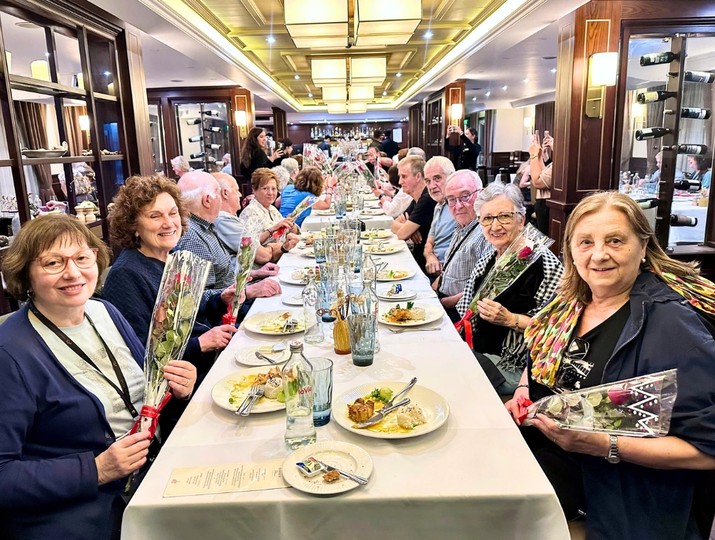 Khách quốc tế trải nghiệm trên du thuyền Paradise Vietnam.