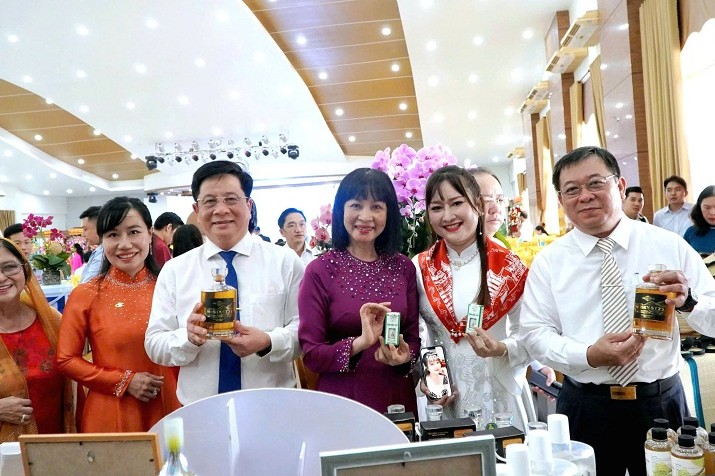 Lãnh đạo tỉnh An Giang cùng đại diện doanh nghiệp tại buổi họp mặt doanh nghiệp nhân kỷ niệm Ngày Doanh nhân Việt Nam 13/10/2025.