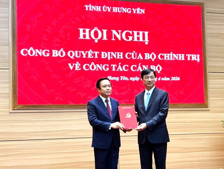 Đồng chí Nguyễn Duy Ngọc, Ủy viên Bộ Chính trị, Bí thư Trung ương Đảng, Trưởng Ban Tổ chức Trung ương trao Quyết định của Bộ Chính trị cho đồng chí Phạm Quang Ngọc.