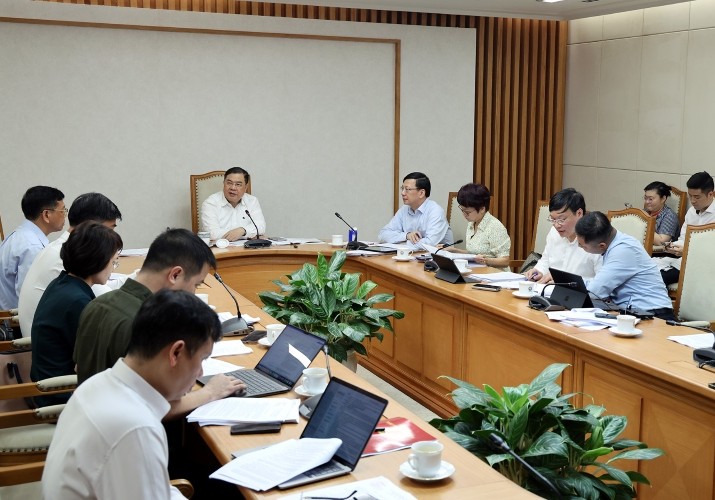 Phó Thủ tướng Thường trực Phạm Gia Túc làm việc với Bộ Xây dựng về thực hiện cắt giảm, đơn giản hóa thủ tục hành chính (TTHC), điều kiện kinh doanh - Ảnh: VGP.