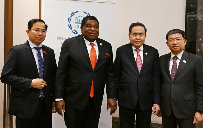 Chủ tịch Quốc hội Trần Thanh Mẫn và Tổng Thư ký IPU Martin Chungong cùng các đại biểu.