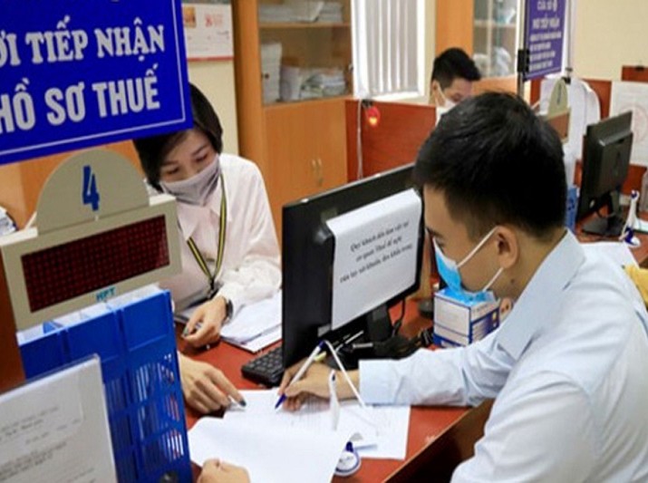 Hướng dẫn người dân khai thuế.