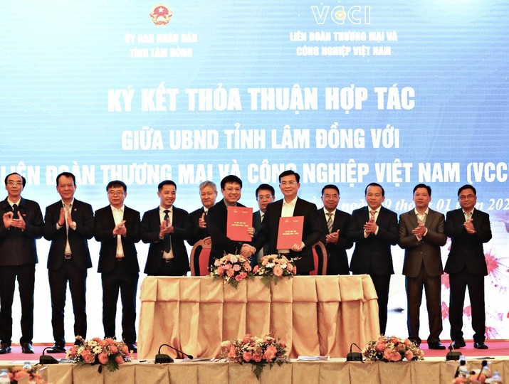 PCI 2.0 được kỳ vọng là công cụ tham chiếu quan trọng cho quá trình cải cách môi trường kinh doanh và nâng cao chất lượng điều hành kinh tế ở cấp địa phương. Trong ảnh: UBND tỉnh Lâm Đồng vừa ký với VCCI kết thỏa thuận về Hợp tác cải thiện môi trường đầu tư kinh doanh, nâng cao năng lực cạnh tranh, hỗ trợ phát triển doanh nghiệp trên địa bàn Lâm Đồng.