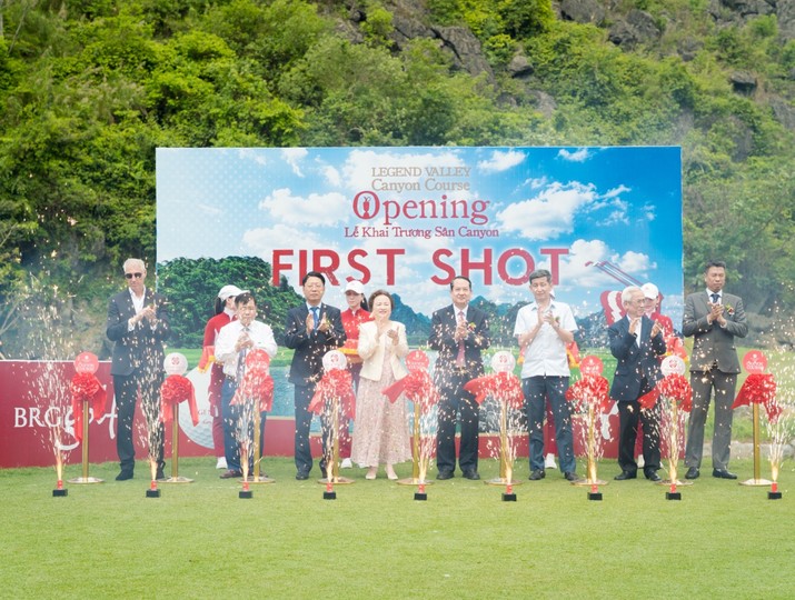 Đại biểu cắt băng khánh thành sân Canyon Course tại Legend Valley Country Club