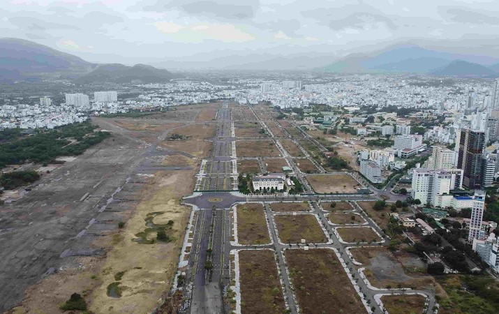Dự án Sân bay Nha Trang cũ đang ngổn ngang sau khi ông Nguyễn Văn Hậu, Chủ tịch Công ty cổ phần Tập đoàn Phúc Sơn bị khởi tố, điều tra. Ảnh: Linh Đan