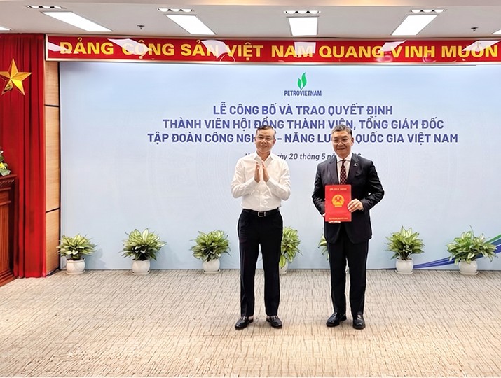 Bộ trưởng Bộ Tài chính Ngô Văn Tuấn trao Quyết định bổ nhiệm ông Lê Mạnh Cường giữ chức Thành viên Hội đồng thành viên Tập đoàn Công nghiệp - năng lượng quốc gia Việt Nam.
