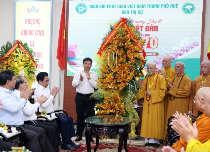 Phó Thủ tướng Nguyễn Văn Thắng chúc mừng Hòa thượng Thích Khế Chơn, Phó Chủ tịch Hội đồng Trị sự Trung ương Giáo hội Phật giáo Việt Nam, Trưởng Ban Trị sự Giáo hội Phật giáo Việt Nam thành phố Huế cùng toàn thể tăng ni, Phật tử địa phương - Ảnh VGP