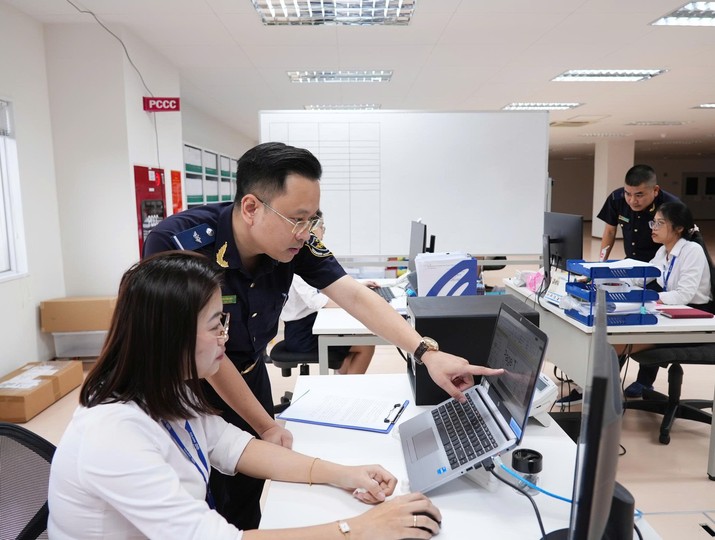 Công chức Hải quan hỗ trợ hướng dẫn doanh nghiệp thực hiện thủ tục hải quan. Ảnh: Đức Thanh.