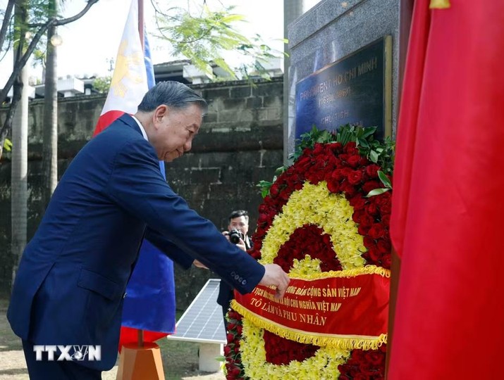 Tổng Bí thư, Chủ tịch nước và Phu nhân dâng hoa tại Tượng đài Bác Hồ ở Manila 