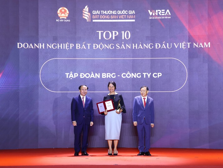 Bà Trần Tuyết Nhung – Phó tổng Giám đốc Tập đoàn BRG nhận Danh hiệu giải thưởng Top 10 Doanh nghiệp Bất động sản hàng đầu Việt Nam