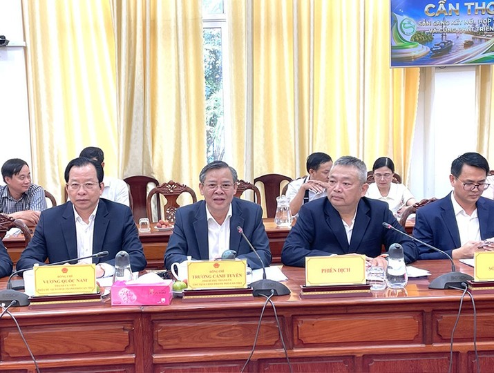 Chủ tịch UBND TP. Cần Thơ Trương Cảnh Tuyên (thứ 2 từ trái sang, hàng đầu) phát biểu tại buổi làm việc
