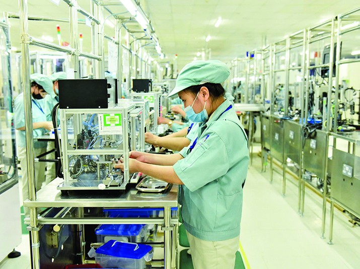 Sản xuất linh kiện điện tử tại nhà máy của Panasonic Việt Nam. Ảnh: Đức Thanh 