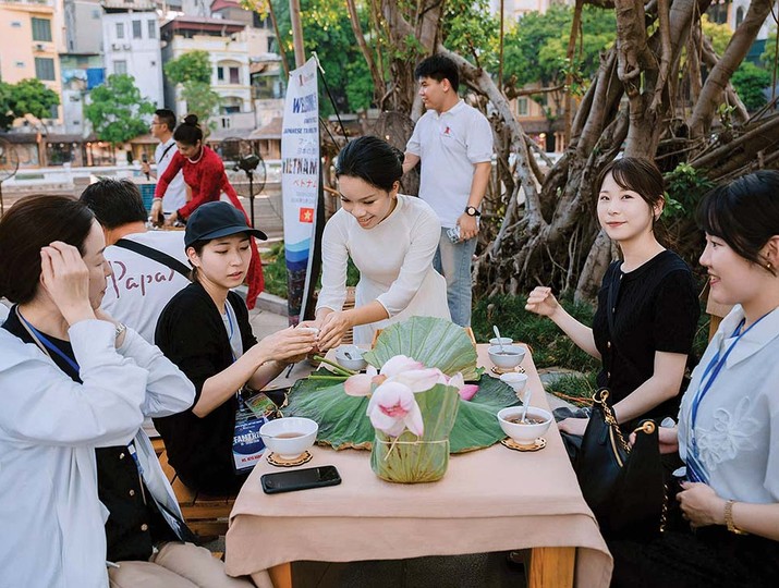Đoàn doanh nghiệp du lịch Nhật Bản thưởng thức trà sen và chè sen tại Văn Miếu - Quốc Tử Giám (Ảnh: P.V)