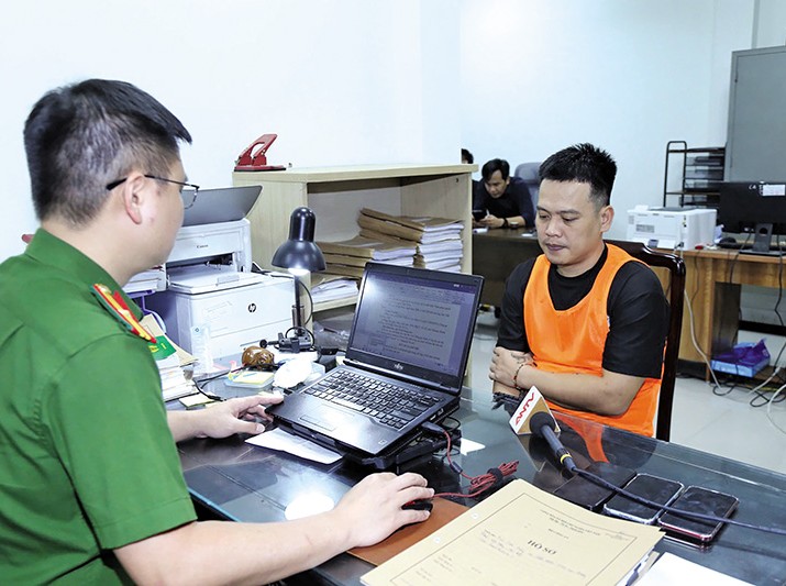 Cơ quan Cảnh sát điều tra Công an tỉnh Bắc Ninh làm việc với đối tượng trong vụ án Bún Chả TV. Ảnh: A05 - Bộ Công an