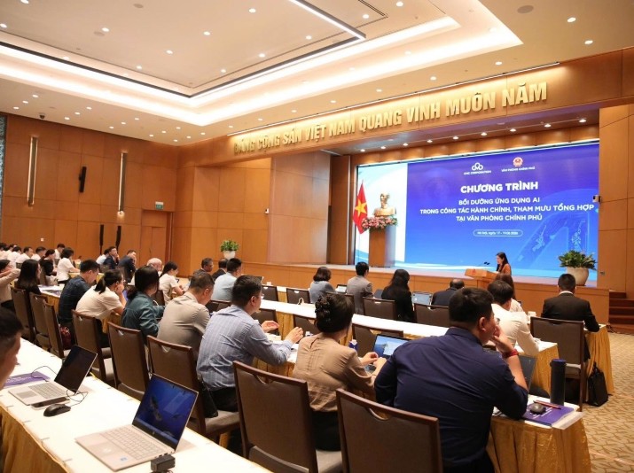 Các học viên Văn phòng Chính phủ thực hành ứng dụng AI vào các tình huống nghiệp vụ thực tế theo phương châm “Học để ứng dụng ngay”, với 70% thời lượng dành cho thực hành trên các nền tảng AI nổi bật là C-AI Legal, C-BizAgent các sản phẩm AI do CMC nghiên cứu và làm chủ.
