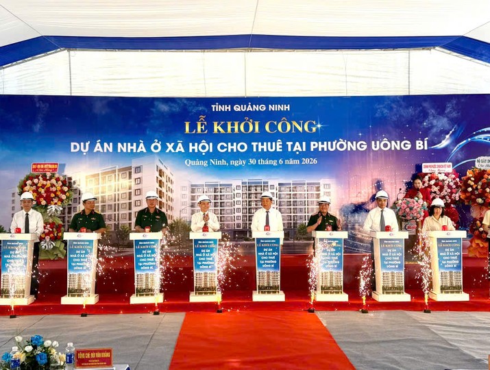 Các đại biểu bấm nút khởi công dự án. Ảnh: Quỳnh Nga