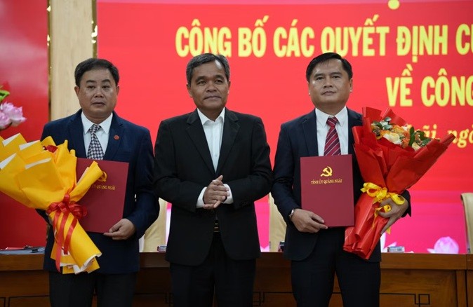 Bí thư Tỉnh ủy Quảng Ngãi Hồ Văn Niên (giữa) trao quyết định của Ban Bí thư Trung ương Đảng và tặng hoa chúc mừng ông Trần Ngọc Tuấn và ông Trương Huy Tâm. Ảnh: Thiên Hậu 