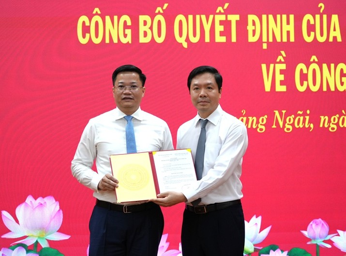 Phó Trưởng Ban Tổ chức Trung ương Trịnh Mạnh Linh (phải) trao quyết định của Ban Bí thư cho ông Nguyễn Đức Tâm. 