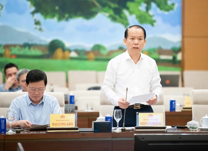 Bộ trưởng Bộ Tư pháp Hoàng Thanh Tùng trình bày tờ trình. Ảnh: QH. 