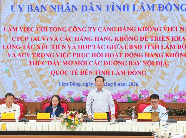 Chủ tịch UBND tỉnh Lâm Đồng Hồ Văn Mười (đứng) làm việc với Tổng công ty Cảng hàng không Việt Nam (ACV) và các hãng hàng không. Ảnh: Hạ Chúc 