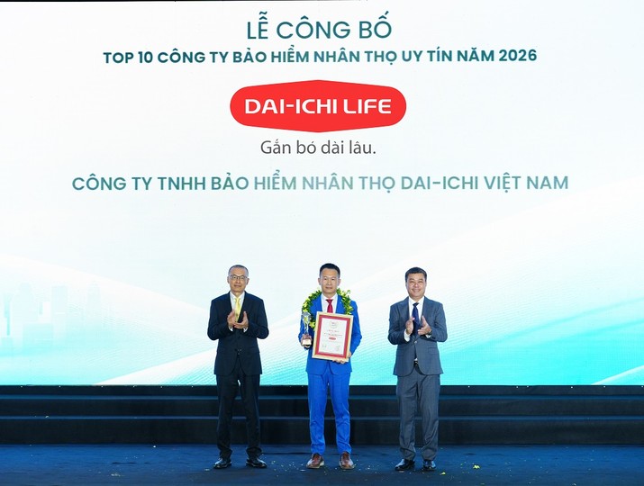Ông Trần Đình Đông - Giám đốc Cấp cao Dịch vụ Bảo hiểm Dai-ichi Life Việt Nam nhận giải “Top 10 Công ty Bảo hiểm Nhân thọ uy tín 2026”
