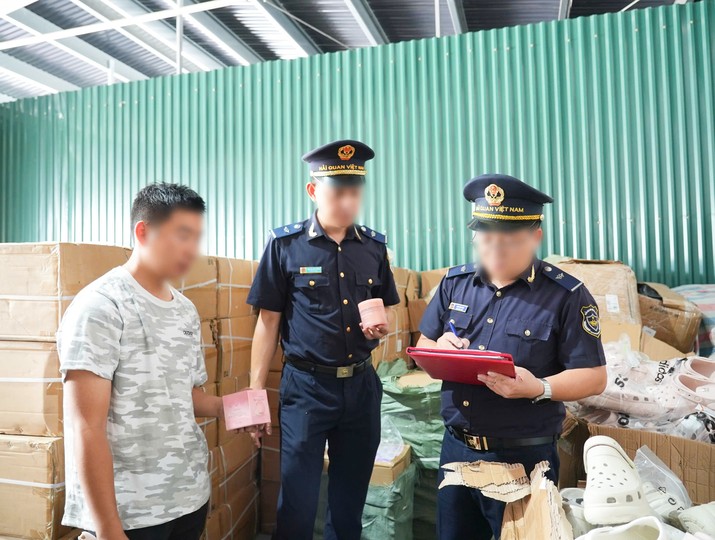 Công chức hải quan kiểm tra hàng hoá vi phạm.