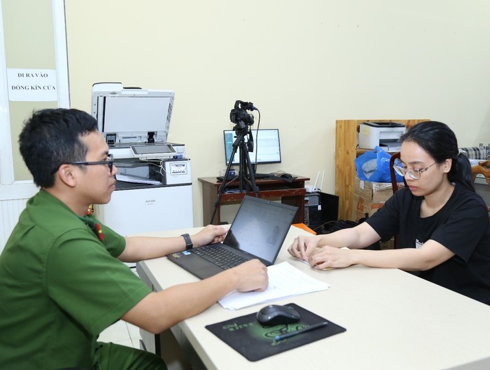 Công an Đồng Nai làm việc với một bị can trong vụ án mua bán trái phép hóa đơn (ảnh Công an TP.Đồng Nai) 