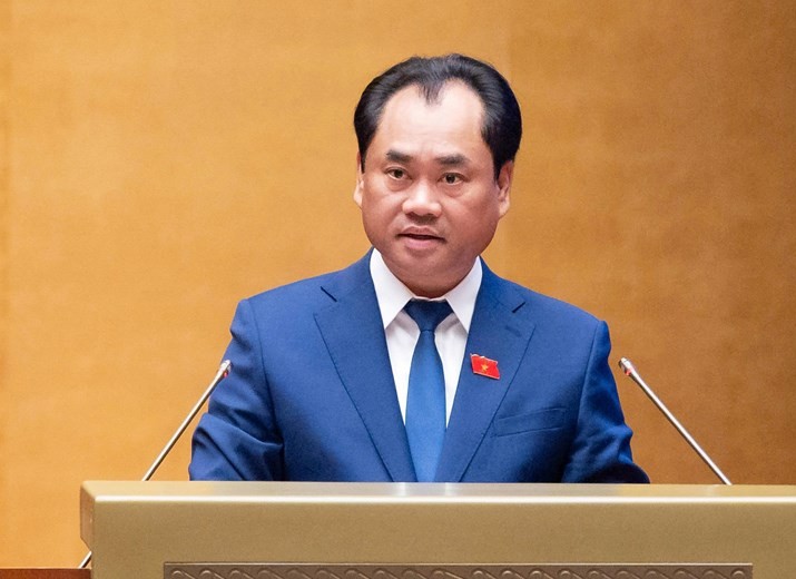 Bộ trưởng Bộ Nông nghiệp và Môi trường Trịnh Việt Hùng báo cáo thêm một số vấn đề đại biểu quan tâm - Ảnh: QH. 