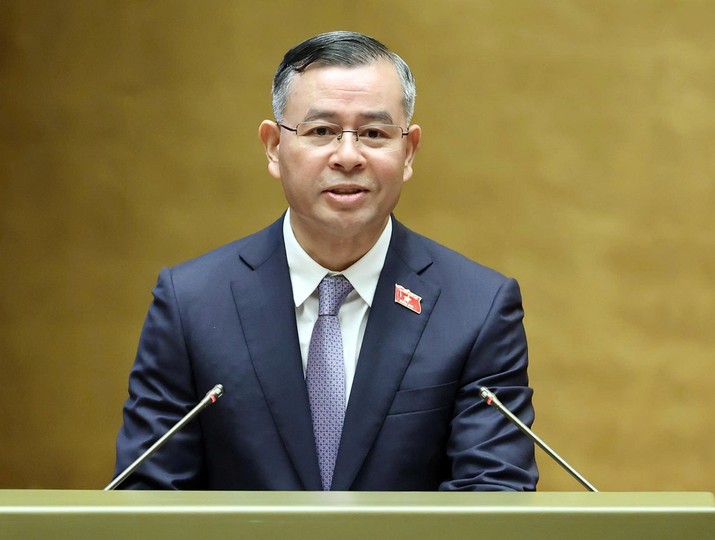 Bộ trưởng Bộ Tài chính Ngô Văn Tuấn trình bày báo cáo giải trình, tiếp thu, chỉnh lý Dự thảo Nghị quyết (Ảnh: Đức Thanh) 