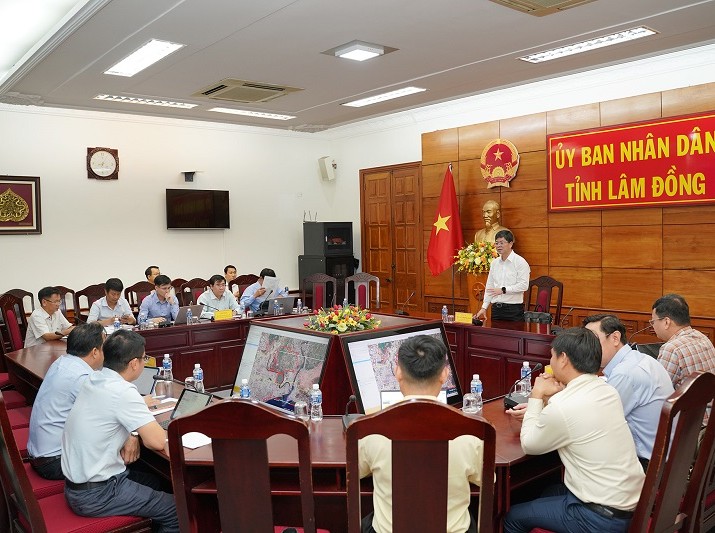 Phó chủ tịch UBND tỉnh Lâm Đồng Nguyễn Hồng Hải (đứng giữa) đôn đốc tiến độ lập Quy hoạch chung đô thị liên phường khu vực Phan Thiết. Ảnh: Hữu Tri