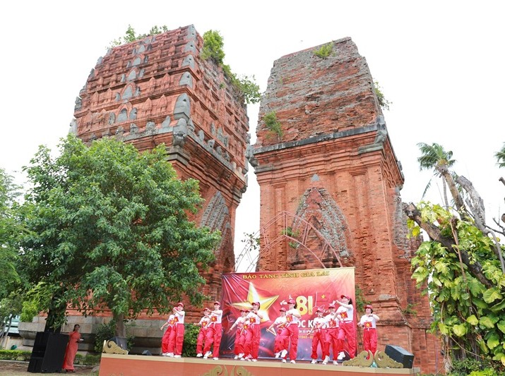 Chương trình nghệ thuật “Giai điệu tự hào” được tổ chức tại Di tích Tháp Đôi.