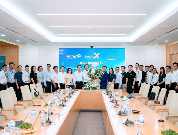 Đại diện BIDV, TechX và AWS tại lễ tổng kết Dự án