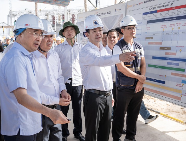 Bí thư Tỉnh ủy Lê Quang Tùng (đứng thứ 2 từ phải qua) cùng đoàn công tác nghe báo cáo tiến độ dự án đầu tư mở rộng Cảng hàng không quốc tế Phú Quốc. Ảnh: TDC