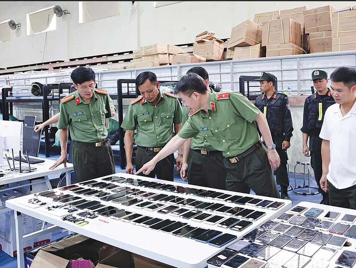 Công an tỉnh Phú Thọ thu giữ hàng trăm điện thoại di động, hàng chục USB lưu trữ dữ liệu của các đối tượng trong đường dây lừa đảo xuyên quốc gia bị triệt phá (Ảnh: Công an tỉnh Phú Thọ)