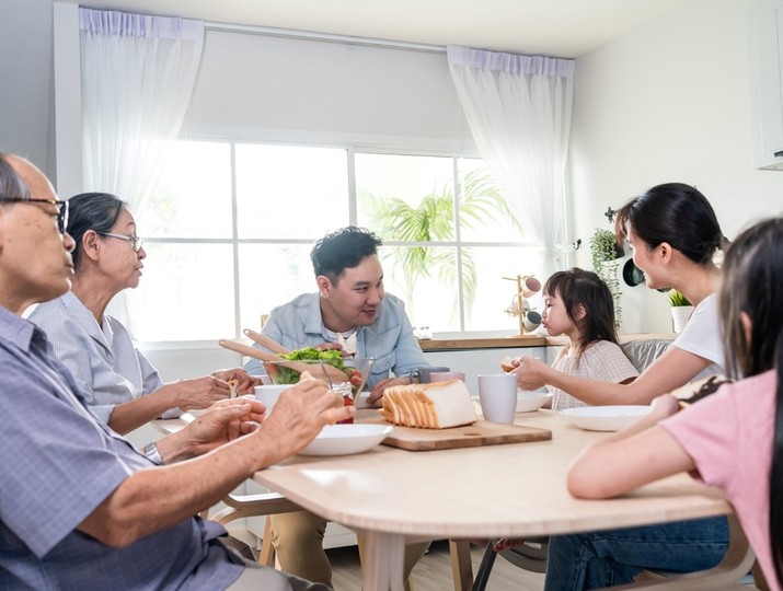 Nhiều người Việt hướng đến tuổi hưu trí độc lập và tự chủ hơn, thay vì phụ thuộc vào con cái như trước đây. Ảnh Hằng Hà.