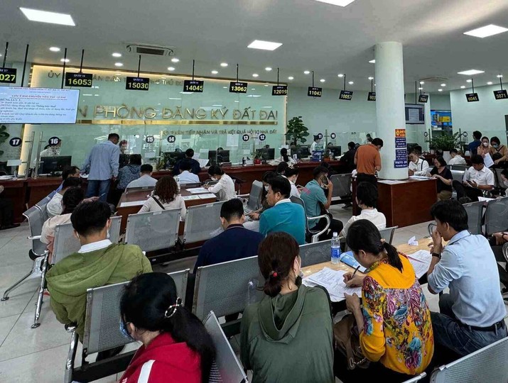 Làm hồ sơ thủ tục hành chính về đất đai. 