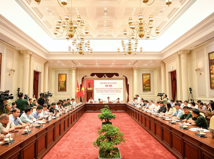Toàn cảnh cuộc họp báo .