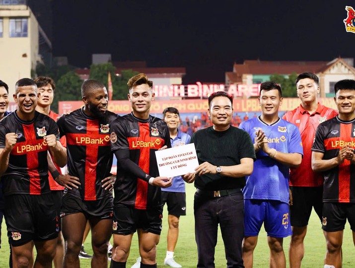 Ông Trần Văn Mười, Doanh nhân Việt Nam tiêu biểu, nhà sáng lập và Chủ tịch HĐQT Five Star Group trao tặng 1 tỷ đồng cho đội CLB LP Ninh Bình.